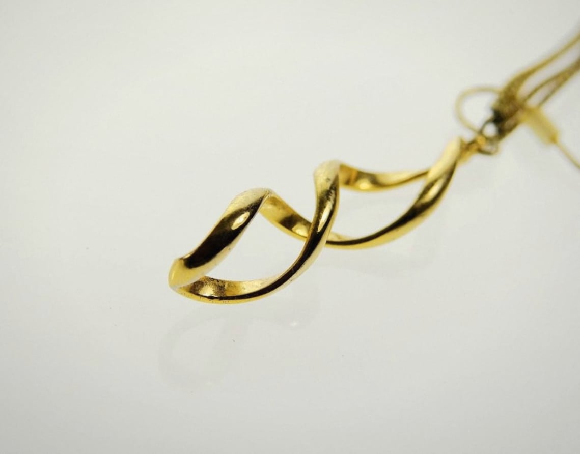 Trauringpaar aus recyceltem Gold mit Sandstrahlfläche